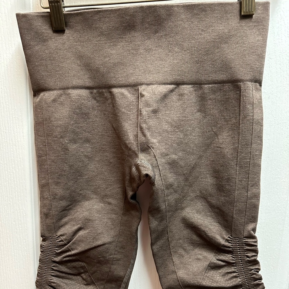 Lululemon woman crop leggings size 4 -brown/ NWOT